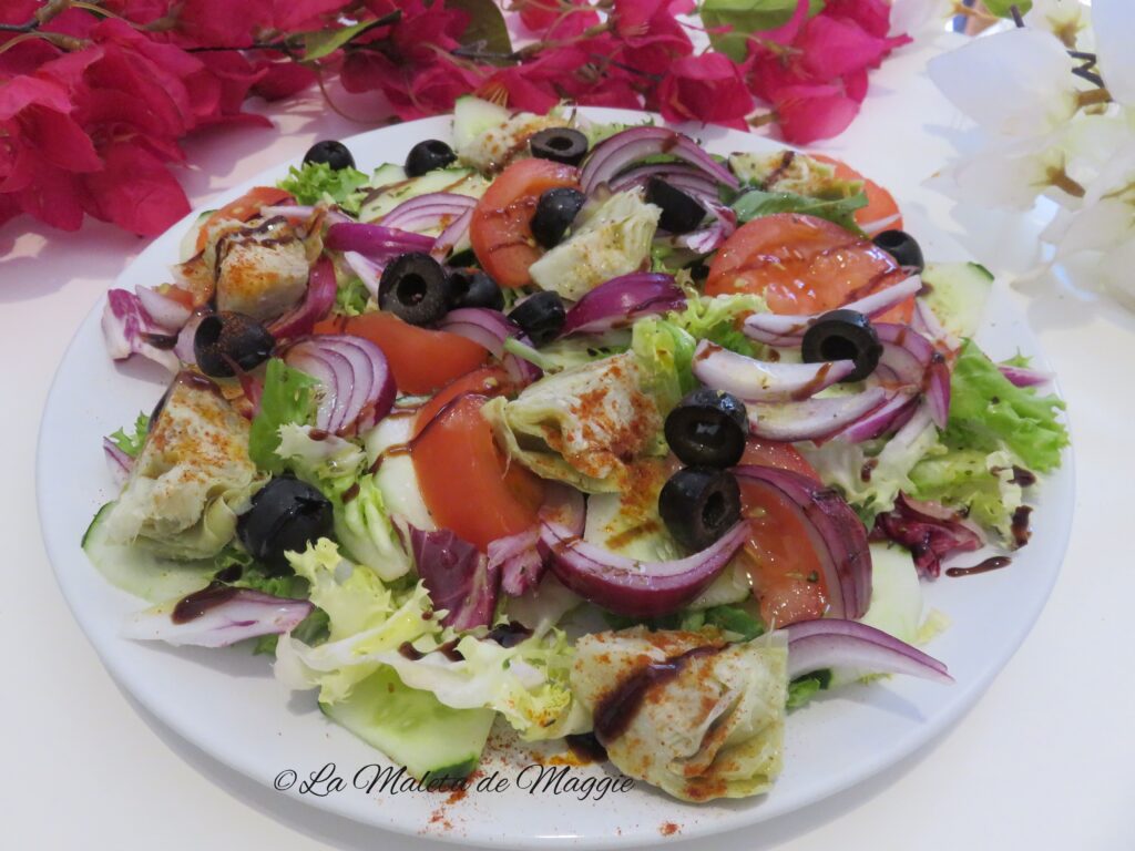 ensalada de tomate y alcachofas