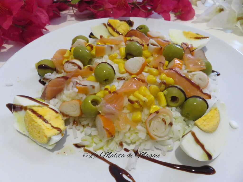 Ensalada de arroz con surimi y salmón