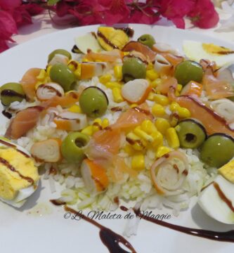 Ensalada de arroz con surimi y salmón