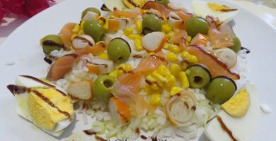 Ensalada de arroz con surimi y salmón