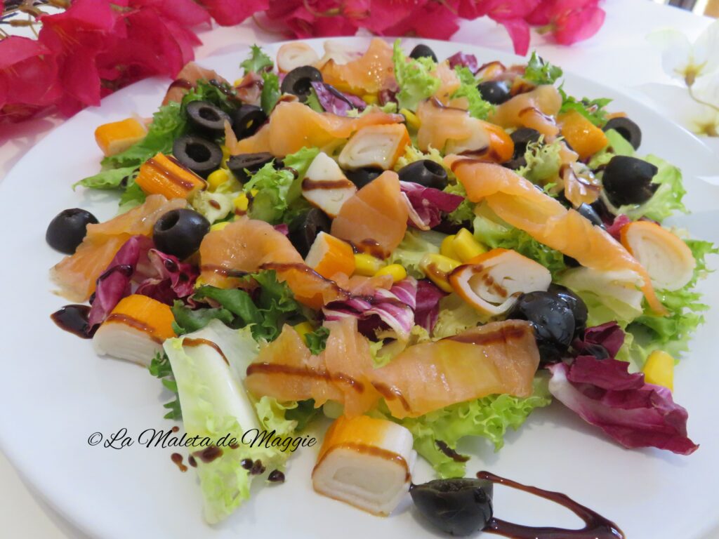 Ensalada de salmón y surimi