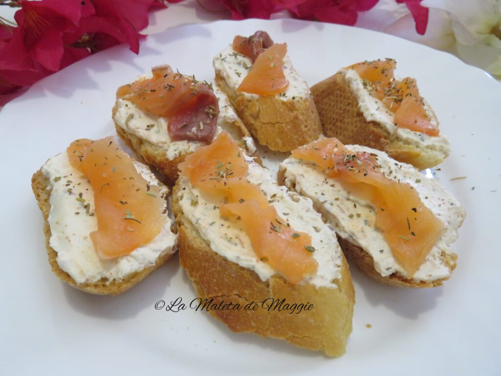 Tostas de queso y salmón ahumado