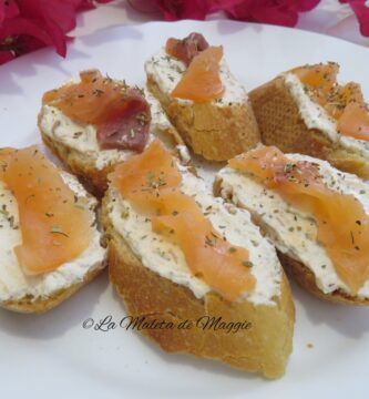 Tostas de queso y salmón ahumado