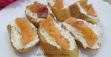 Tostas de queso y salmón ahumado