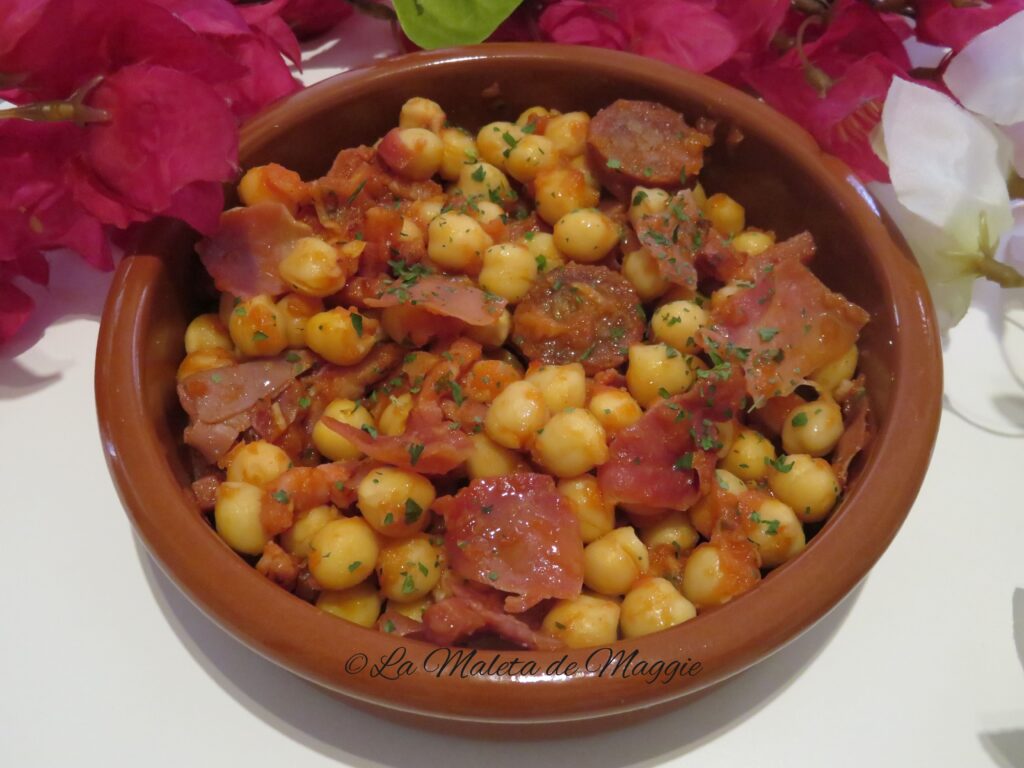 cazuela de garbanzos con beicon, jamón y chorizo