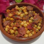 cazuela de garbanzos con beicon, jamón y chorizo