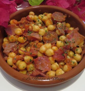 cazuela de garbanzos con beicon, jamón y chorizo