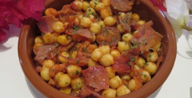 cazuela de garbanzos con beicon, jamón y chorizo