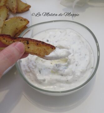 Patatas con salsa de queso feta y yogur al estilo turco 